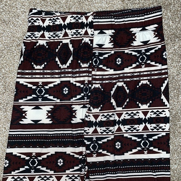 4/$24🦩 Aztec Leggings - Picture 4 of 8